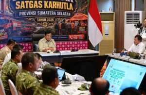 Presiden Prabowo Subianto secara langsung memantau perkembangan penanganan kebakaran hutan dan lahan (karhutla) di Provinsi Jambi dan Lampung melalui konferensi video dari Posko Utama Satuan Tugas Karhutla Provinsi Sumatra Selatan, Kota Palembang, pada Senin (24/08/2026).