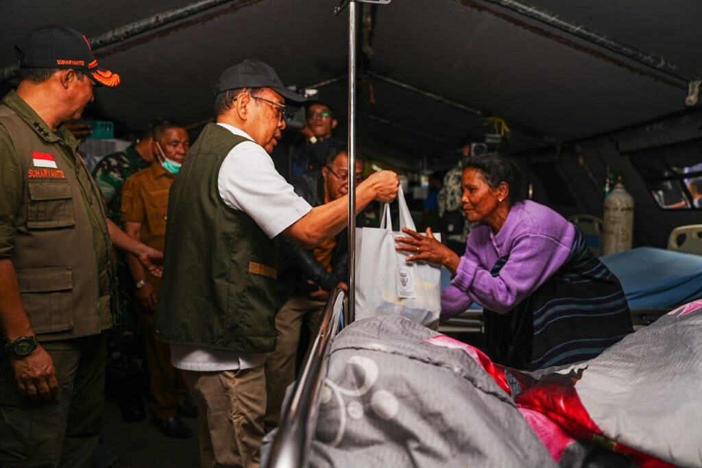 Kepala Badan Nasional Penanggulangan Bencana (BNPB) Suharyanto menyerahkan bantuan kepada korban gempa NTT, pada Minggu (16/08/2026) (foto : Setneg)