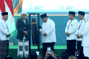 Presiden Prabowo Subianto resmi menerima Kartu Tanda Anggota Nahdlatul Ulama (Kartanu) dengan status anggota seumur hidup