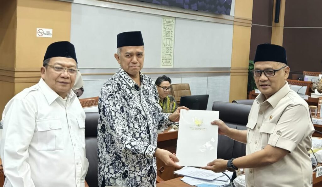 Menteri Haji dan Umrah (Menhaj) Mochamad Irfan Yusuf secara resmi menyampaikan usulan Biaya Penyelenggaraan Ibadah Haji (BPIH) Tahun 1448 H/2027 M dalam Rapat Kerja bersama Komisi VIII DPR RI di Gedung Parlemen, Senayan, Jakarta, Rabu (19/8/2026). (foto : Kemenhaj)