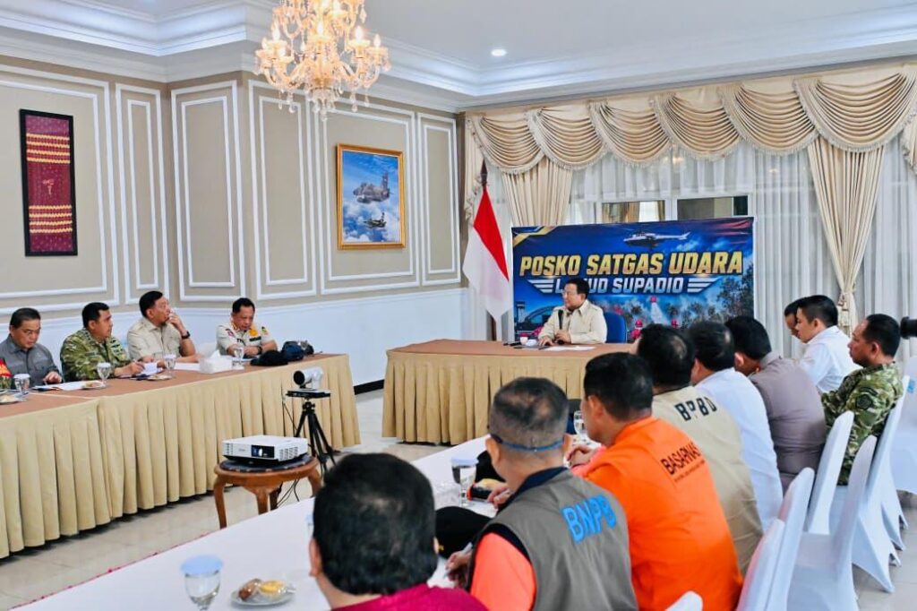 Presiden Prabowo Subianto menggelar rapat terbatas bersama sejumlah menteri, pimpinan lembaga, serta jajaran pemerintah daerah (foto : Setneg)