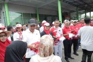 Badan Kesatuan Bangsa dan Politik (Kesbangpol) Kaltim menggelar Gerakan Pembagian Bendera Merah Putih dalam rangka memeriahkan Hari Ulang Tahun (HUT) ke-81 Kemerdekaan Republik Indonesia (foto : Pemprov)