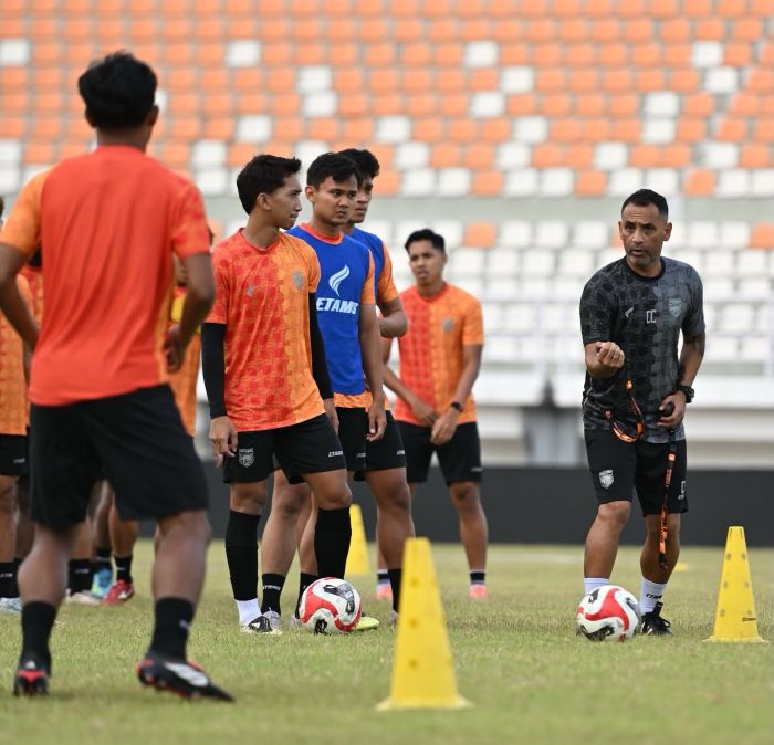 Para pemain Borneo FC saat menjalani latihan di Samarinda (foto : Oficial Borneo FC)