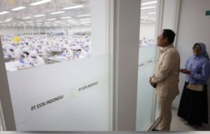 Wagub Kaltim Seno Aji saat mengunjungi perusahaan pengolahan sarang burung walet PT Esta Indonesia Tbk (NEST) di Terboyo Industrial Park, Kota Semarang, Jawa Tengah, Sabtu (22/8/2026). (foto : Pemprov)