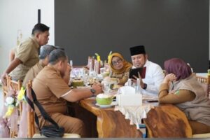 Gubernur Kaltim Rudy Mas’ud memimpin langsung rapat terbatas antisipasi kemarau panjang dan penanganan kebakaran hutan dan lahan (karhutla) di Kalimantan Timur di Harum Resort Balikpapan, Senin 24 Agustus 2026. (foto : Pemprov)