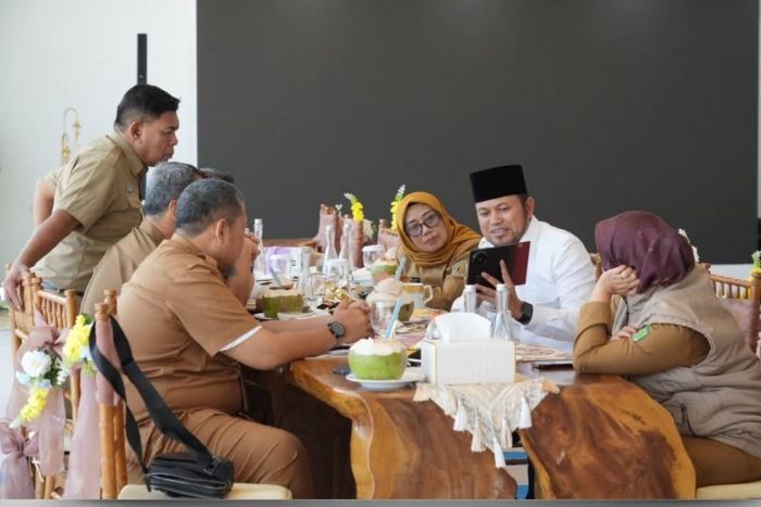Gubernur Kaltim Rudy Mas’ud memimpin langsung rapat terbatas antisipasi kemarau panjang dan penanganan kebakaran hutan dan lahan (karhutla) di Kalimantan Timur di Harum Resort Balikpapan, Senin 24 Agustus 2026. (foto : Pemprov)