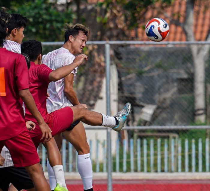 Penyerang Persiba Balikpapan Takumu Nisihara menanduk bola dalam laga uji coba menghadapi Tim Lokal Boyolali (foto : Oficial Persiba)
