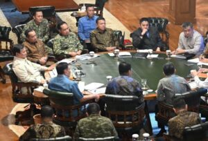 Presiden Prabowo saat menerima Panglima TNI dan para Kepala Staf Angkatan, Menteri Pertahanan, Menteri Pendidikan Tinggi, Sains, dan Teknologi, Menteri Sekretaris Negara, serta Sekretaris Kabinet di kediamannya di Hambalang, Sabtu (29/8/2026).