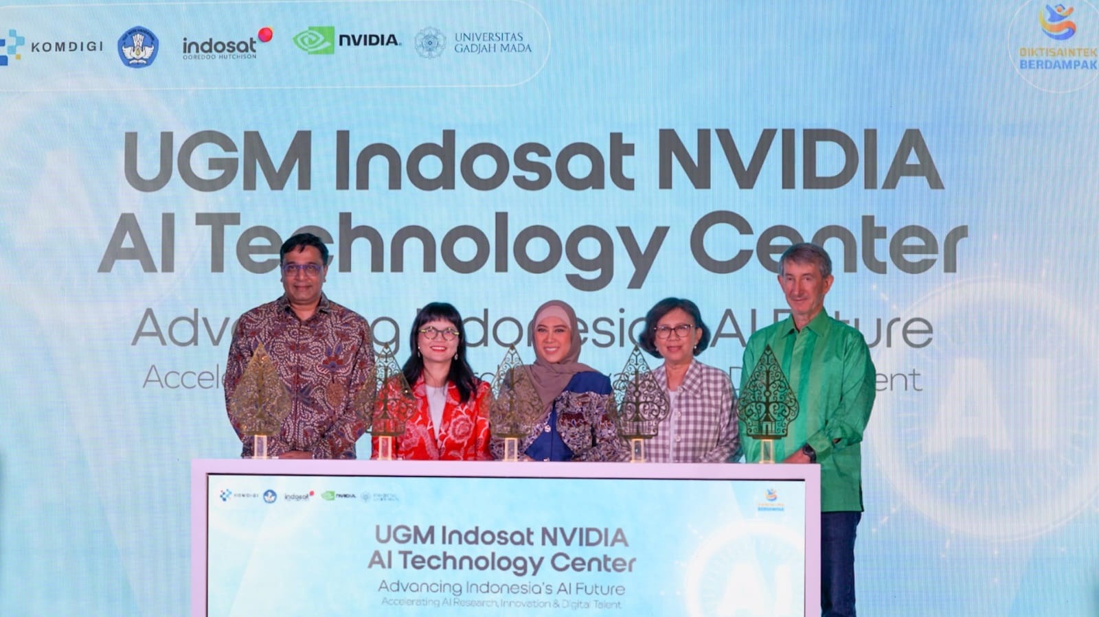 Peluncuran UGM Indosat NVIDIA AI Technology Center di Yogyakarta dihadiri perwakilan Kemkomdigi, Indosat, NVIDIA, dan UGM.