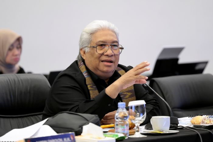 Anggota Komisi XIII DPR RI Ali Mazi, saat rapat terkait penyusunan Undang-Undang tentang Profesi Kurator di Kantor Wilayah Kementerian Hukum Sulawesi Selatan, Kamis (20/8/2026). Foto : Mario/Alma