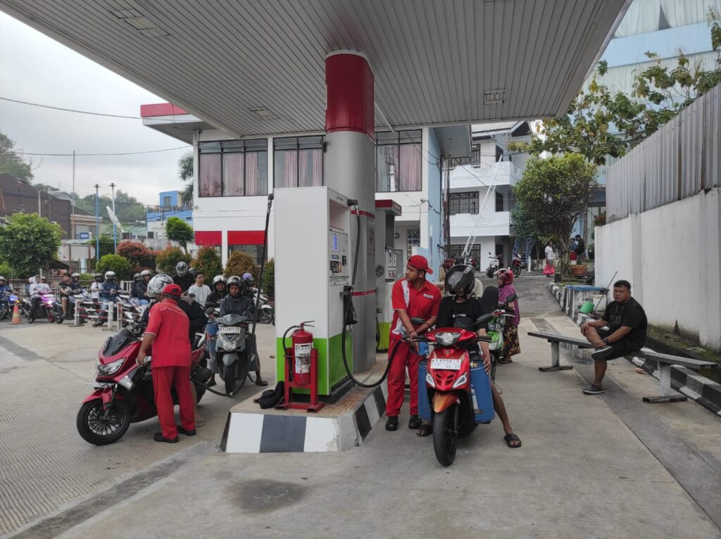 Aktivitas pengisian BBM bersubsidi pertalite di salah satu SPBU di Balikpapan. Penambahan titik layanan Pertalite diharapkan memperluas akses masyarakat sekaligus mengurai antrean kendaraan.
