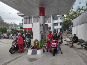 Aktivitas pengisian BBM bersubsidi pertalite di salah satu SPBU di Balikpapan. Penambahan titik layanan Pertalite diharapkan memperluas akses masyarakat sekaligus mengurai antrean kendaraan.