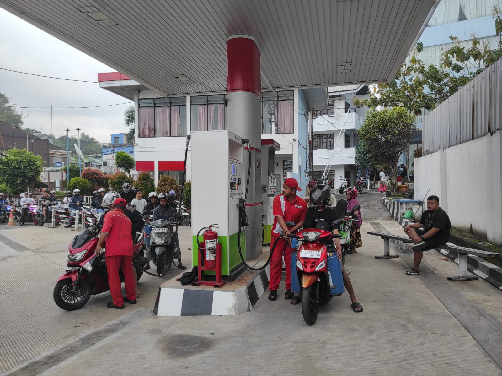 Aktivitas pengisian BBM bersubsidi pertalite di salah satu SPBU di Balikpapan. Penambahan titik layanan Pertalite diharapkan memperluas akses masyarakat sekaligus mengurai antrean kendaraan.