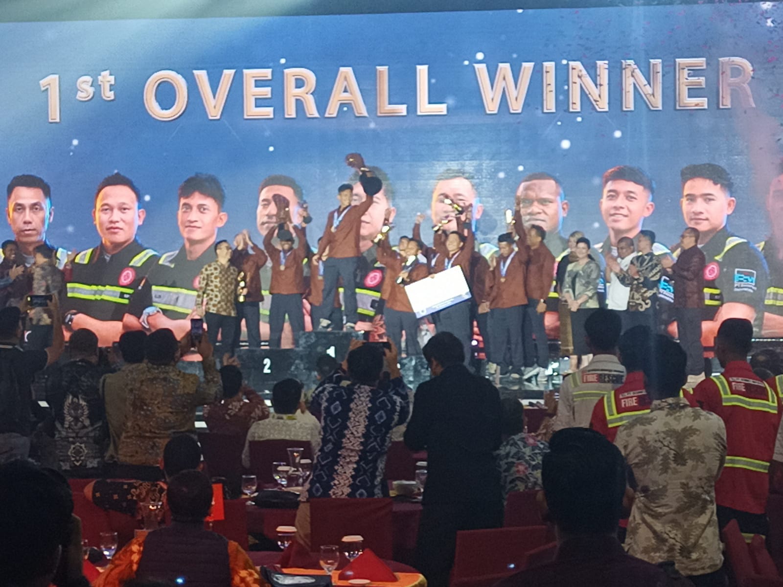 Tim PT Freeport Indonesia merayakan kemenangan sebagai juara umum IMERC 2026 di Balikpapan.