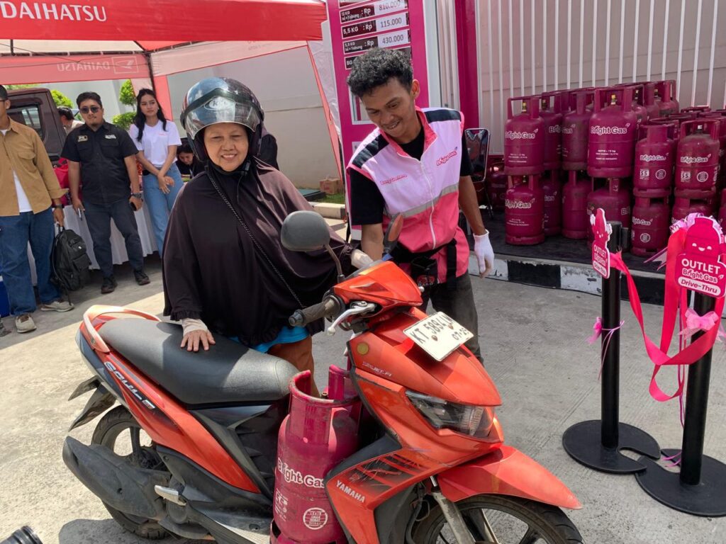 Warga membeli Bright Gas 5,5 kg di Outlet Bright Gas Drive Thru SPBU Manggar, Balikpapan Timur, pada hari peluncuran layanan, Senin (3/8/2026).