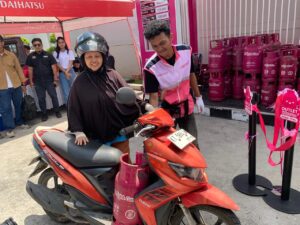 Warga membeli Bright Gas 5,5 kg di Outlet Bright Gas Drive Thru SPBU Manggar, Balikpapan Timur, pada hari peluncuran layanan, Senin (3/8/2026).
