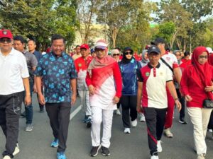Ratusan masyarakat dari berbagai kalangan memadati lokasi untuk mengikuti Fun Walk, senam bersama, perlombaan, hingga beragam aktivitas dalam pembukaan Festival Merah Putih Kaltim.