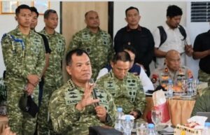 Wakil Panglima TNI Jenderal Tandyo Budi Revita bersama Komandan Korps Brimob Polri Komjen Pol. Ramdani Hidayat melakukan peninjauan langsung dan memimpin rapat koordinasi penanganan karhutla di Base Ops Lanud Balikpapan pada Sabtu (22/8/2026).
