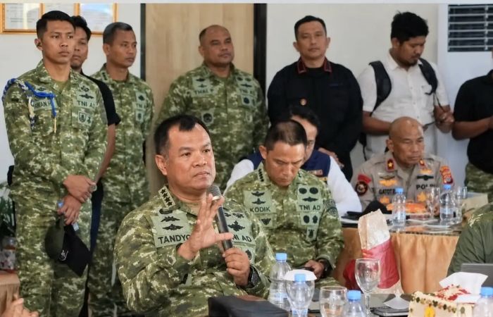 Wakil Panglima TNI Jenderal Tandyo Budi Revita bersama Komandan Korps Brimob Polri Komjen Pol. Ramdani Hidayat melakukan peninjauan langsung dan memimpin rapat koordinasi penanganan karhutla di Base Ops Lanud Balikpapan pada Sabtu (22/8/2026).