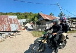 Wakil Presiden (Wapres) Gibran Rakabuming menempuh perjalanan dengan sepeda motor untuk menjangkau Kampung Waso, Desa Satar Kampas, Kecamatan Lamba Leda Utara, Kabupaten Manggarai Timur, Jumat (21/08/2026).