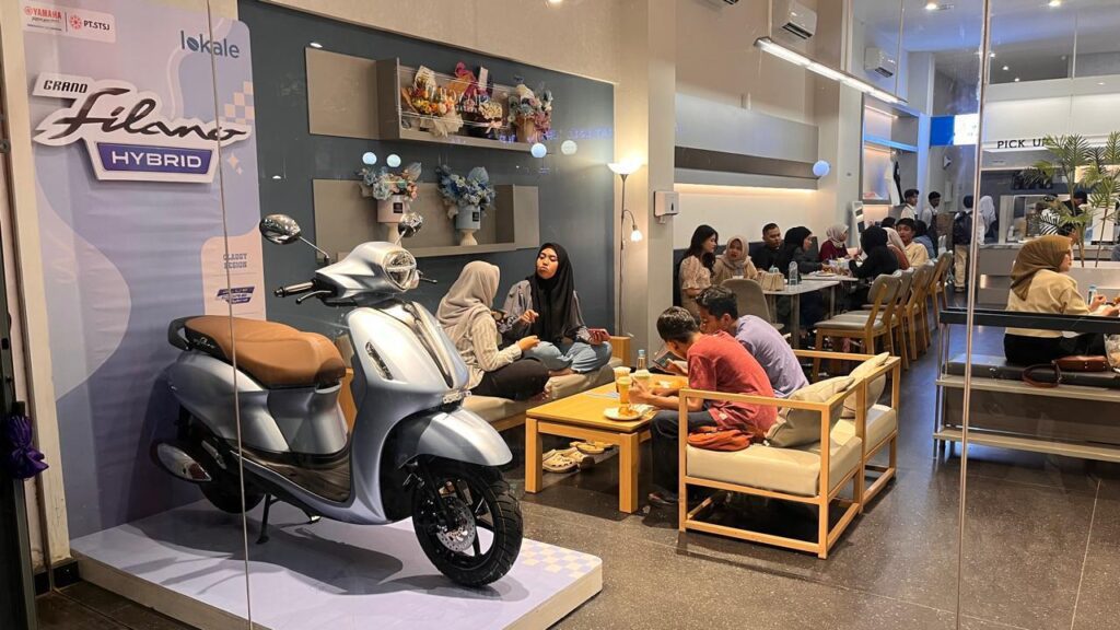 Pelanggan Lokale berkesempatan membawa pulang satu unit Yamaha Grand Filano melalui program kolaborasi bersama PT Surya Timur Sakti Jatim (STSJ)