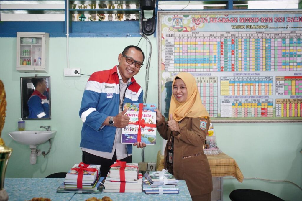 Pertamina Patra Niaga RU V Balikpapan menyerahkan donasi buku bacaan kepada SDN 021 Balikpapan Tengah sebagai dukungan untuk meningkatkan budaya literasi siswa.