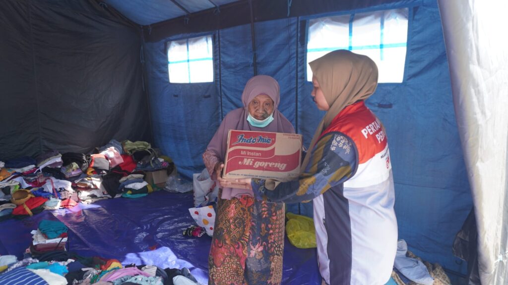 Pertamina Patra Niaga menyerahkan bantuan logistik kepada warga terdampak kebakaran di Kelurahan Baru Ilir, Balikpapan.