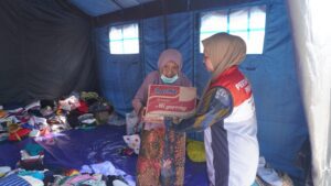 Pertamina Patra Niaga menyerahkan bantuan logistik kepada warga terdampak kebakaran di Kelurahan Baru Ilir, Balikpapan.