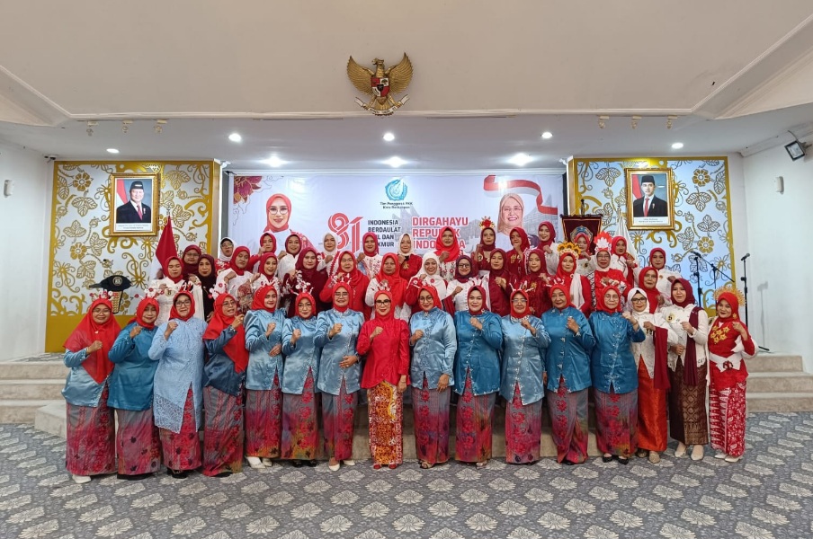 Kegiatan TP PKK Kota Balikpapan Berkebaya dalam rangka memperingati HUT ke-81 Kemerdekaan RI menjadi momentum untuk memperkuat solidaritas kader.