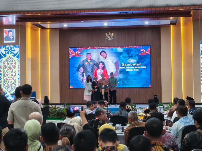 Komandan Pangkalan TNI Angkatan Udara (Lanud) Dhomber yang baru, Kolonel Pnb I Gusti Ngurah Sorga Laksana bersama keluarga (foto : Inibalikpapan/Samsul)