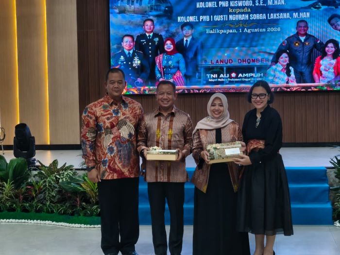 Pisah sambut yang berlangsung hangat dan penuh kekeluargaan, jabatan Komandan Lanud Dhomber resmi diserahterimakan dari Kolonel Pnb Kisworo, kepada Kolonel Pnb I Gusti Ngurah Sorga Laksana