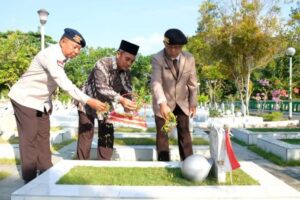 Purnawirawan dan Warakawuri Polri Polda Kalimantan Timur menggelar upacara tabur bunga di Taman Makam Pahlawan (TMP) Dharma Agung, Balikpapan, Sabtu (08/08/26).