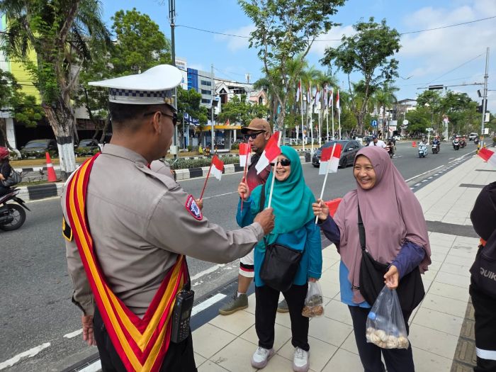 Polresta Balikpapan membagikan 500 Bendera Merah Putih kepada masyarakat pengguna jalan, Minggu (16/8/2026).