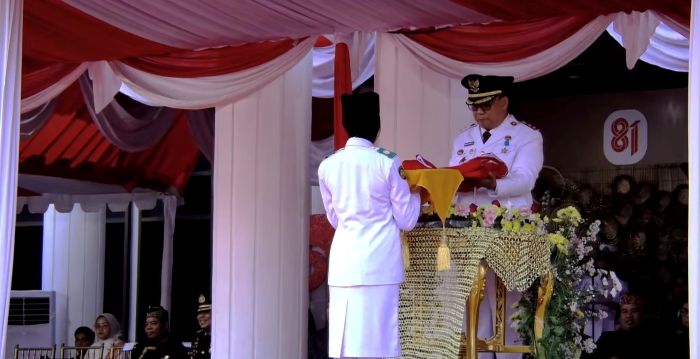 Upacara penurunan Bendera Merah Putih dalam rangka HUT ke-81 Kemerdekaan Republik Indonesia di di halaman Balai Kota Balikpapan, Senin (17/8/2026) sore.