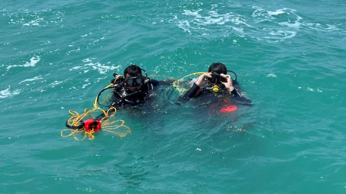 Tim SAR Gabungan menemukan bangkai perahu milik Hermansyah di bawah permukaan laut saat melakukan penyelaman
