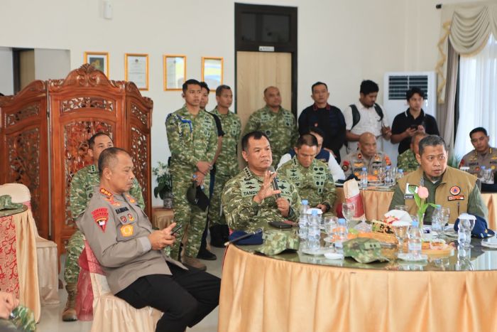 Wakil Panglima TNI Jenderal TNI Tandyo Budi Revita bersama Komandan Korps Brimob Polri Komjen Pol. Ramdani Hidaya turun langsung ke Balikpapan untuk memastikan kawasan strategis Ibu Kota Nusantara (IKN) tidak terdampak kebakaran (foto : Kodam VI Mulawarman)