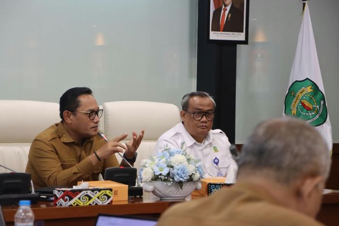 Rapat Koordinasi Penanganan Karhutla di Ruang Rapat Tepian 1 Kantor Gubernur Kaltim, Senin (24/8/2026) yang dipimpin oleh Wakil Gubernur (Wagub) Kaltim, Seno Aji.