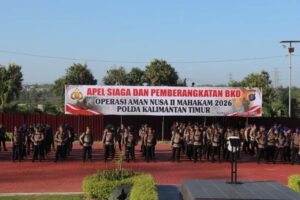 Dalam upaya penanggulangan kebakaran hutan dan lahan (Karhutla), Polda Kaltim mengerahkan ratusan personel dalam rangka Operasi Aman Nusa I (foto : Humas Polda)