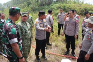Kapolda Kalimantan Timur Irjen. Pol. Endar Priantoro, bersama Pangdam VI Mulawarman Mayjen TNI Krido Pramono, melakukan pengecekan dan peninjauan langsung titik hotspot kebakaran hutan dan lahan (Karhutla) di Jalan Prona 3, Kelurahan Balikpapan Selatan, Kamis (27/8/2026). (foto : Humas Polda Kaltim)