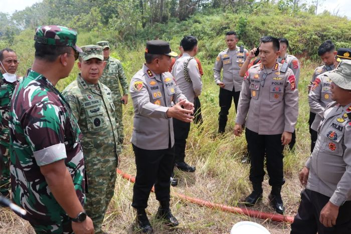 Kapolda Kalimantan Timur Irjen. Pol. Endar Priantoro, bersama Pangdam VI Mulawarman Mayjen TNI Krido Pramono, melakukan pengecekan dan peninjauan langsung titik hotspot kebakaran hutan dan lahan (Karhutla) di Jalan Prona 3, Kelurahan Balikpapan Selatan, Kamis (27/8/2026). (foto : Humas Polda Kaltim)