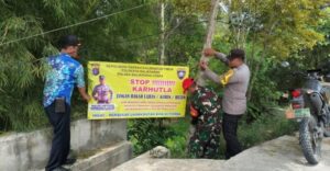 Spanduk bertuliskan “STOP KARHUTLA! JAGA LINGKUNGAN, JAGA KESELAMATAN” di Jalan Bhayangkara RT 62, Kelurahan Graha Indah, Kecamatan Balikpapan Utara, Jumat (28/8/2026).