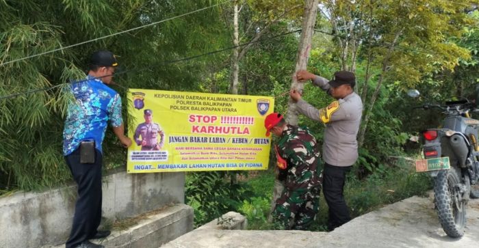 Spanduk bertuliskan “STOP KARHUTLA! JAGA LINGKUNGAN, JAGA KESELAMATAN” di Jalan Bhayangkara RT 62, Kelurahan Graha Indah, Kecamatan Balikpapan Utara, Jumat (28/8/2026).