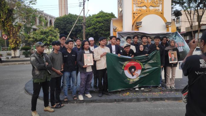Puluhan mahasiswa yang tergabung dalam Badan Eksekutif Mahasiswa (BEM) se-Balikpapan menggelar mimbar bebas di Tugu Manuntung,