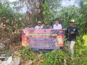 Pemasangan spanduk imbauan karhutla
