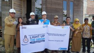 YBM PLN UID Kaltimra dan Komisi XII DPR RI Pasang Listrik Gratis untuk 65 Keluarga di Samarinda
