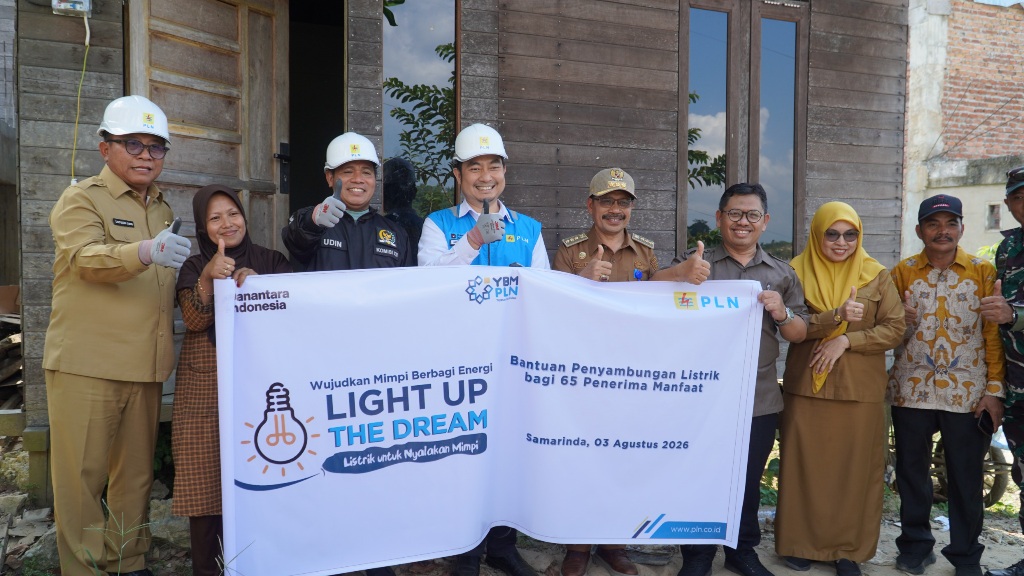 YBM PLN UID Kaltimra dan Komisi XII DPR RI Pasang Listrik Gratis untuk 65 Keluarga di Samarinda