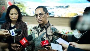 Dirjen Pengawasan Ruang Digital Alexander Sabar dan Kepala Kebijakan Publik WhatsApp dan Messenger Asia Pasifik Esther Samboh memberikan keterangan kepada awak media usai melakukan pertemuan di kantor Kementerian Komdigi, Jakarta Pusat, Rabu (26/08/2026). Foto: Anhar/Komdigi