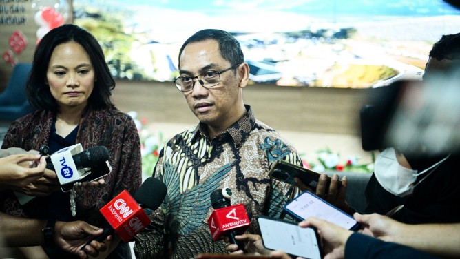 Dirjen Pengawasan Ruang Digital Alexander Sabar dan Kepala Kebijakan Publik WhatsApp dan Messenger Asia Pasifik Esther Samboh memberikan keterangan kepada awak media usai melakukan pertemuan di kantor Kementerian Komdigi, Jakarta Pusat, Rabu (26/08/2026). Foto: Anhar/Komdigi