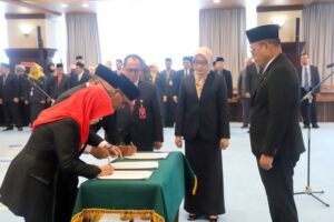 Wakil Gubernur Kalimantan Timur Seno Aji melantik sekaligus mengambil sumpah/janji Jabatan Fungsional bagi 15 Pegawai Negeri Sipil (PNS) di lingkungan Pemerintah Provinsi (foto : Pemprov)