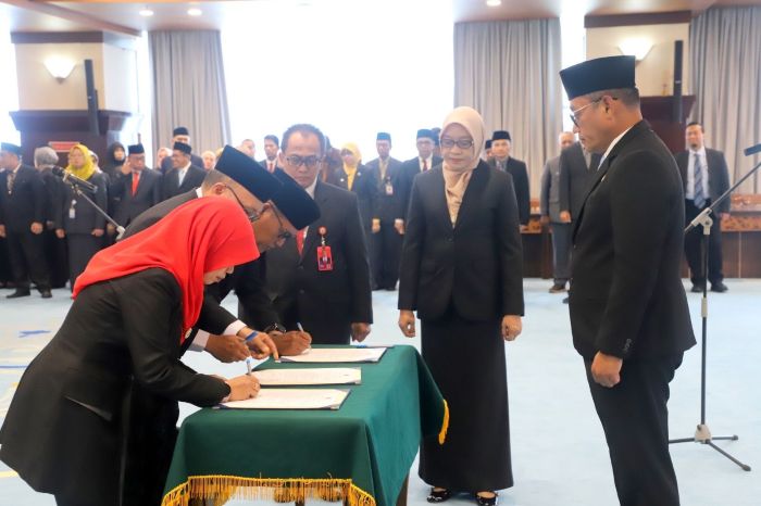 Wakil Gubernur Kalimantan Timur Seno Aji melantik sekaligus mengambil sumpah/janji Jabatan Fungsional bagi 15 Pegawai Negeri Sipil (PNS) di lingkungan Pemerintah Provinsi (foto : Pemprov)